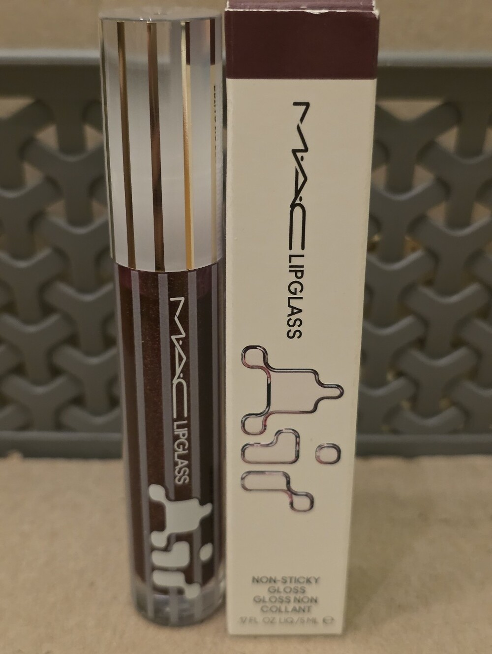 MAC Lipglass Gloss Lipglass Air Non-Sticky Gloss Sublime/Plum with red scatter. - Picture 8 of 10